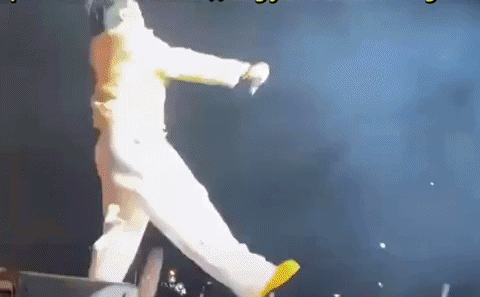 Karik hé lộ 2 năm chưa phẫu thuật chân sau sự cố ngã từ sân khấu xuống đất, nguyên nhân khiến fan xót xa-1