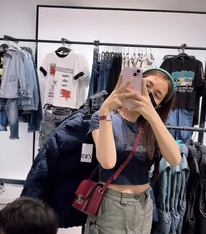 Hoà Minzy zoom cận hình ảnh những vết rạn bụng, nói gì về quyết định âm thầm sinh con 4 năm trước?-2