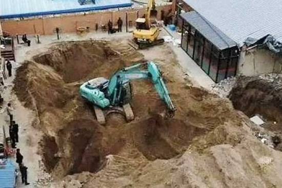 Máy xúc tìm thấy 2 bộ xương, giúp phá vụ án mạng 31 năm trước
