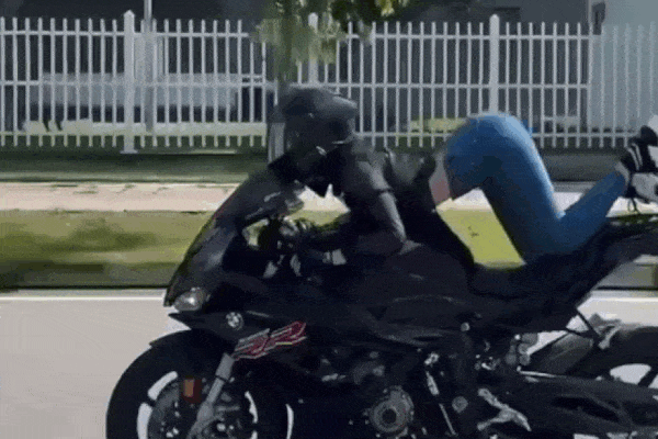 Vụ Ngọc Trinh thả 2 tay lái mô tô: Tạm giữ xe, phạt 8,5 triệu đồng-2