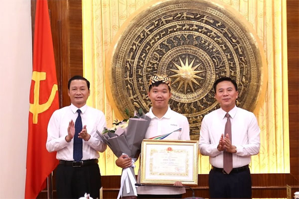 Quán quân Đường lên đỉnh Olympia 2023 được thưởng nóng gần 300 triệu đồng-1