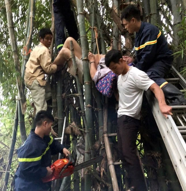 Giải cứu cụ ông 83 tuổi mắc kẹt trong bụi tre-1