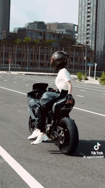 Bị công an mời lên làm việc sau clip diễn xiếc nguy hiểm trên moto, Ngọc Trinh tiếp tục có động thái gây phẫn nộ-2