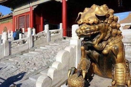 Vì sao sư tử trong Tử Cấm Thành có đôi tai cụp xuống? Nghe lý do sửng sốt vì người xưa quá uyên thâm!