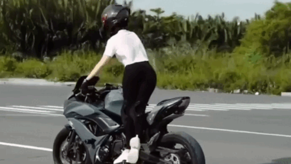 Vụ Ngọc Trinh lái mô tô thả 2 tay: Người mẫu có hối hận?-1