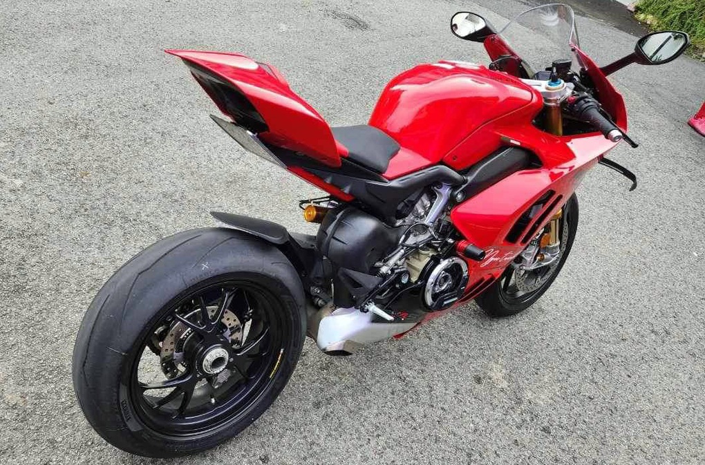 Vụ Ngọc Trinh lái mô tô thả 2 tay: Người mẫu có hối hận?-2