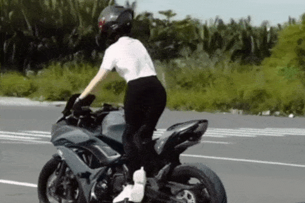 Vụ Ngọc Trinh lái mô tô thả 2 tay: Người mẫu có hối hận?