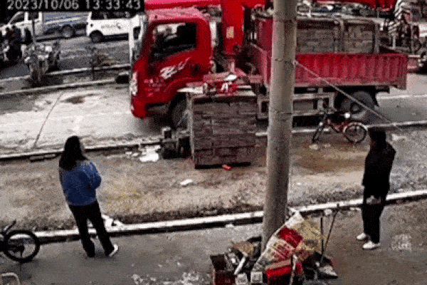 'Hố tử thần' bất ngờ nuốt chửng xe tải đang di chuyển