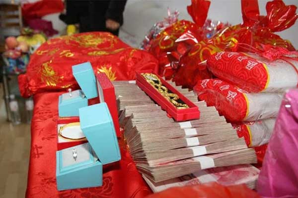 Chú rể ôm mặt khóc khi bố vợ trả lại sính lễ hơn 330 triệu đồng sau lễ đính hôn-2