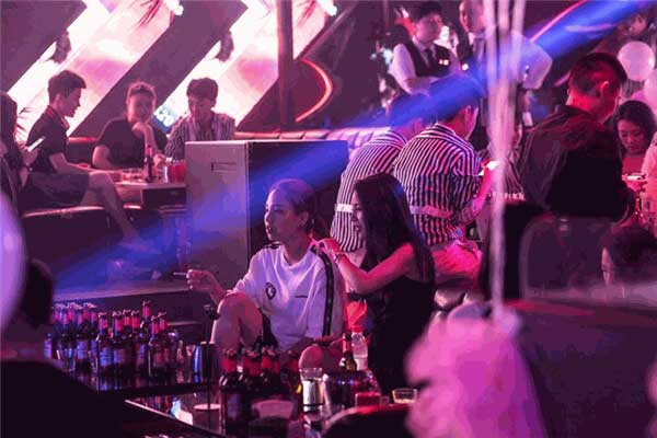 Chia tay bạn trai, cô gái ném vali chứa hơn 6 tỷ của người yêu cũ ra đường-1