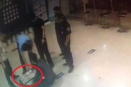 Chia tay bạn trai, cô gái ném vali chứa hơn 6 tỷ của người yêu cũ ra đường