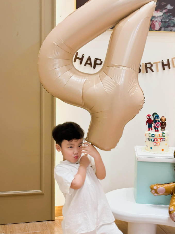 Hòa Minzy tổ chức sinh nhật cho bé Bo, biểu cảm đáng yêu của quý tử gây sốt-3