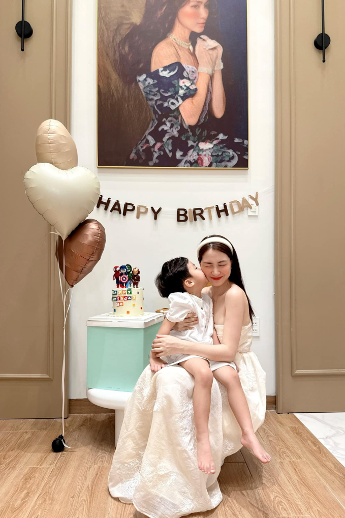 Hòa Minzy tổ chức sinh nhật cho bé Bo, biểu cảm đáng yêu của quý tử gây sốt-1