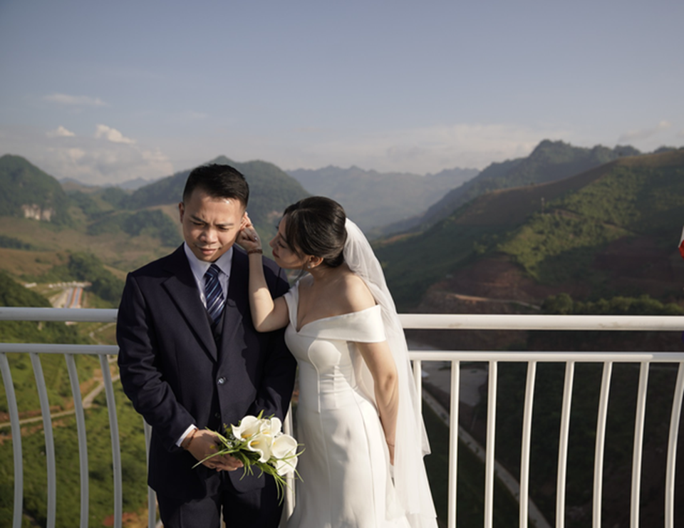 Chuyện tình của cô dâu siêu ngầu và anh lớp trưởng cùng bàn, đám cưới phải chất mới chịu-3