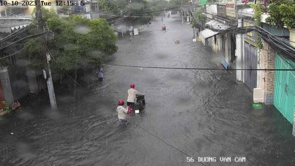 Mưa ngập đến nửa thân xe máy ở nhiều tuyến đường tại TPHCM-1