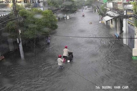 Mưa ngập đến nửa thân xe máy ở nhiều tuyến đường tại TPHCM