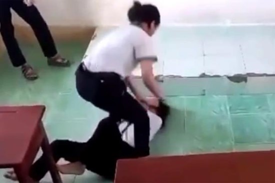 Nhìn không thiện cảm, hai nữ sinh Cà Mau đánh nhau ngay trong lớp học