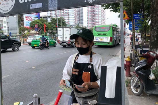 Ra vỉa hè bán cà phê mang đi chỉ 15.000 đồng/cốc, người phụ nữ tỉnh lẻ 'sống khỏe' giữa đất Hà thành