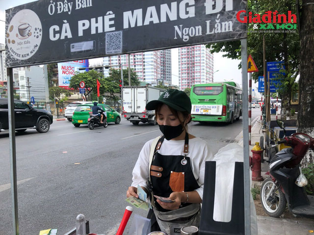 Ra vỉa hè bán cà phê mang đi chỉ 15.000 đồng/cốc, người phụ nữ tỉnh lẻ sống khỏe giữa đất Hà thành-1