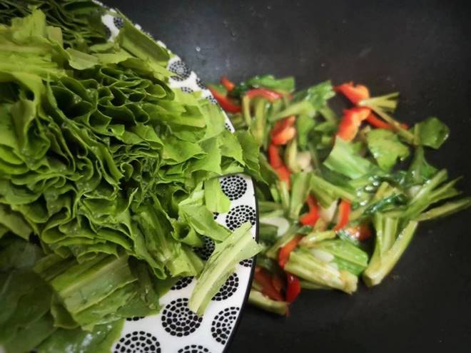 Loại rau tưởng chỉ để ăn sống nào ngờ xào kiểu này rất ngon, giàu canxi lại ít calo, không sợ béo-5