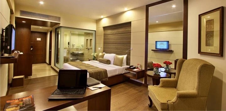 Tại sao khách sạn nào cũng có một mảnh vải ngang giường?-1