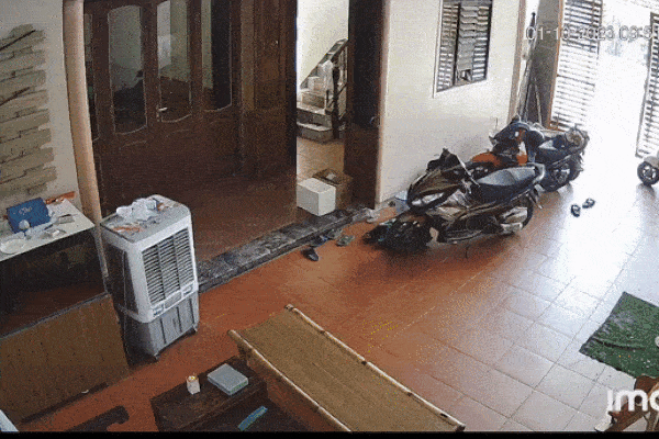 Khoảnh khắc cầu vượt bất ngờ đổ sập khiến người dân hốt hoảng bỏ chạy-1