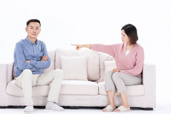 Vợ chồng tôi thường xuyên bất hòa do cùng làm chung công ty