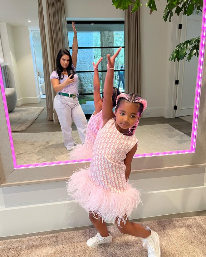 Cuộc sống khó tin của bảo mẫu nhà Kadarshian: Ở dinh thự, du lịch bằng chuyên cơ 73 triệu đô và những đặc quyền cả triệu phú cũng mơ ước-3