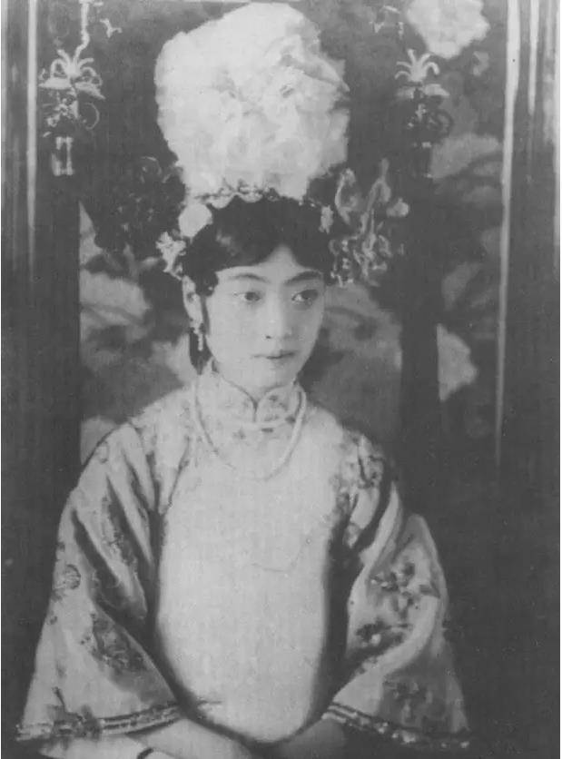 Bức ảnh định mệnh của Hoàng hậu Uyển Dung: Bắt trọn khoảnh khắc bà làm một thói quen, bi kịch cũng từ đó mà ra-2