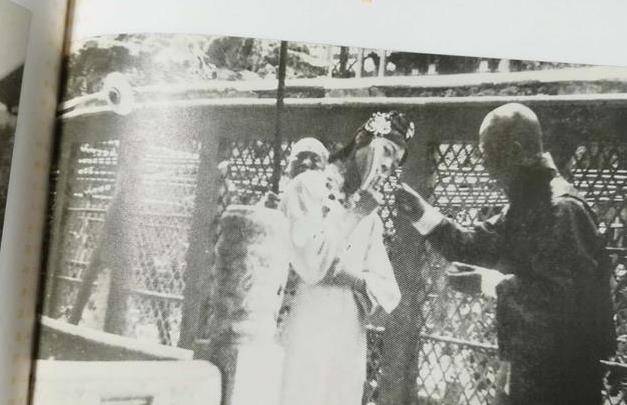 Bức ảnh định mệnh của Hoàng hậu Uyển Dung: Bắt trọn khoảnh khắc bà làm một thói quen, bi kịch cũng từ đó mà ra-3