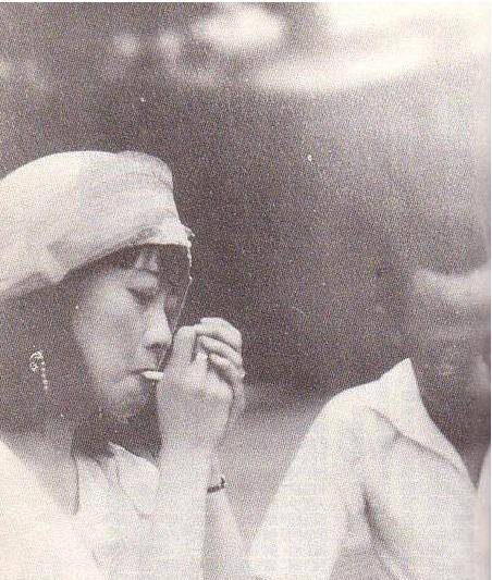 Bức ảnh định mệnh của Hoàng hậu Uyển Dung: Bắt trọn khoảnh khắc bà làm một thói quen, bi kịch cũng từ đó mà ra-4