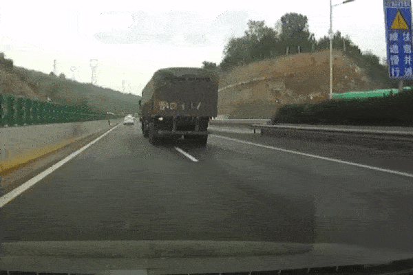 Xe tải lật nghiêng khiến đám khói màu vàng bốc lên nghi ngút trên cao tốc