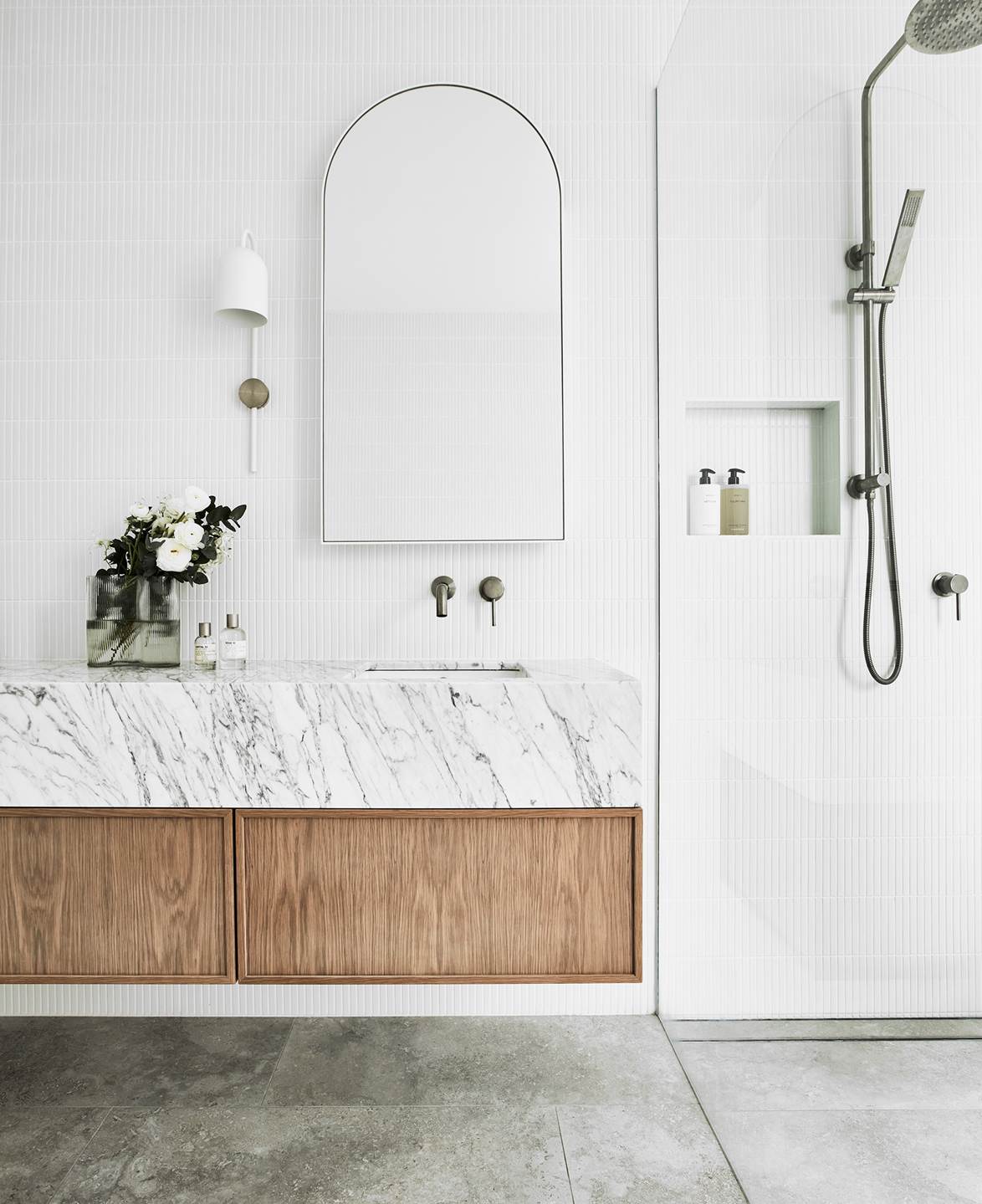 Phòng tắm gia đình thư thái như tại spa nhờ thiết kế sắc trắng chủ đạo-1