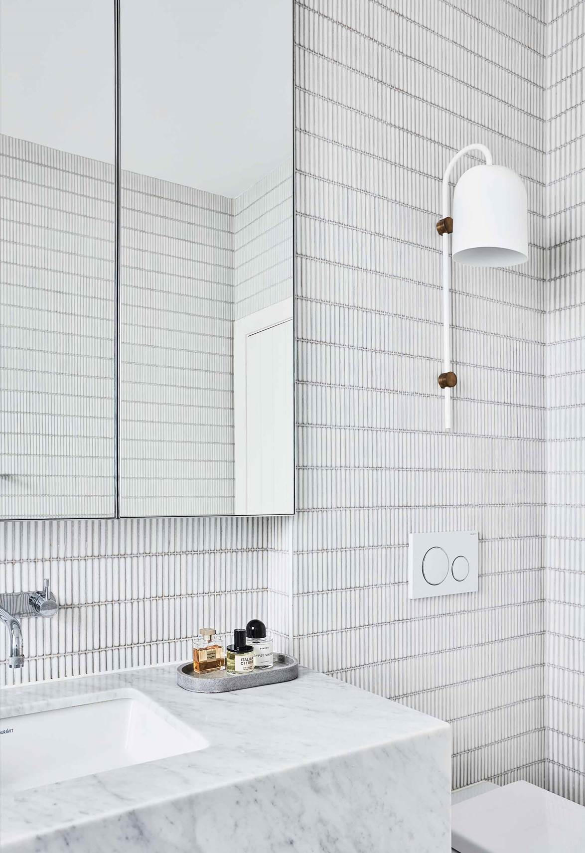 Phòng tắm gia đình thư thái như tại spa nhờ thiết kế sắc trắng chủ đạo-6