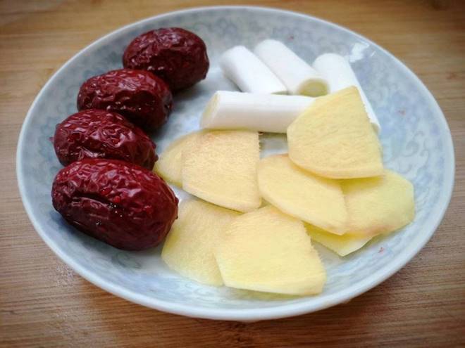 Trời se lạnh hầm bộ phận chứa đầy collagen của lợn với hạt giàu canxi hơn cả sữa được món canh bổ dưỡng, đẹp da-3