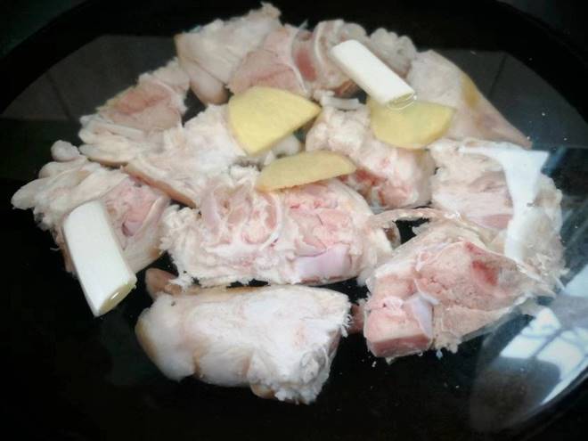 Trời se lạnh hầm bộ phận chứa đầy collagen của lợn với hạt giàu canxi hơn cả sữa được món canh bổ dưỡng, đẹp da-4