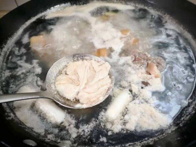 Trời se lạnh hầm bộ phận chứa đầy collagen của lợn với hạt giàu canxi hơn cả sữa được món canh bổ dưỡng, đẹp da-5
