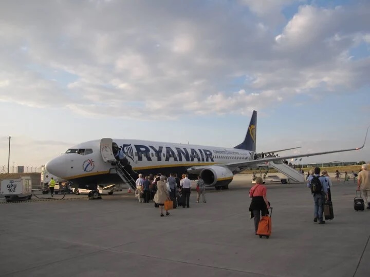 Vì sao hành khách luôn lên máy bay bằng cửa bên trái?-1