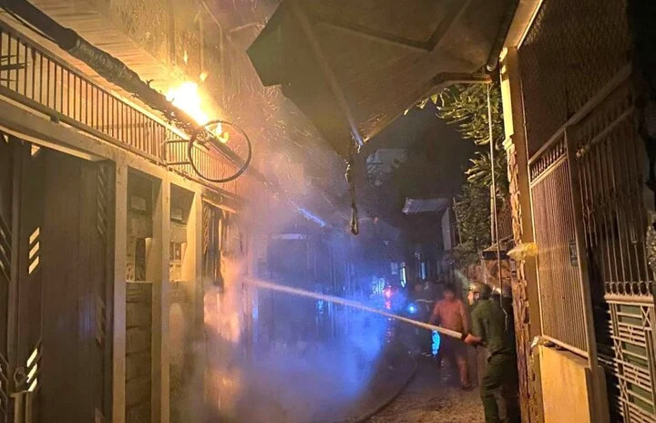 Cháy nhà 3 tầng lúc rạng sáng, 2 cháu bé tử vong-1