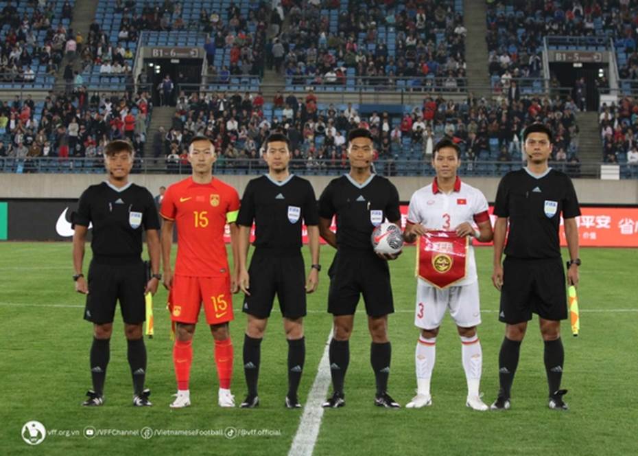Thi đấu cùng ĐT Việt Nam, Quế Ngọc Hải rưng rưng khi 2 cô con gái làm điều này-2