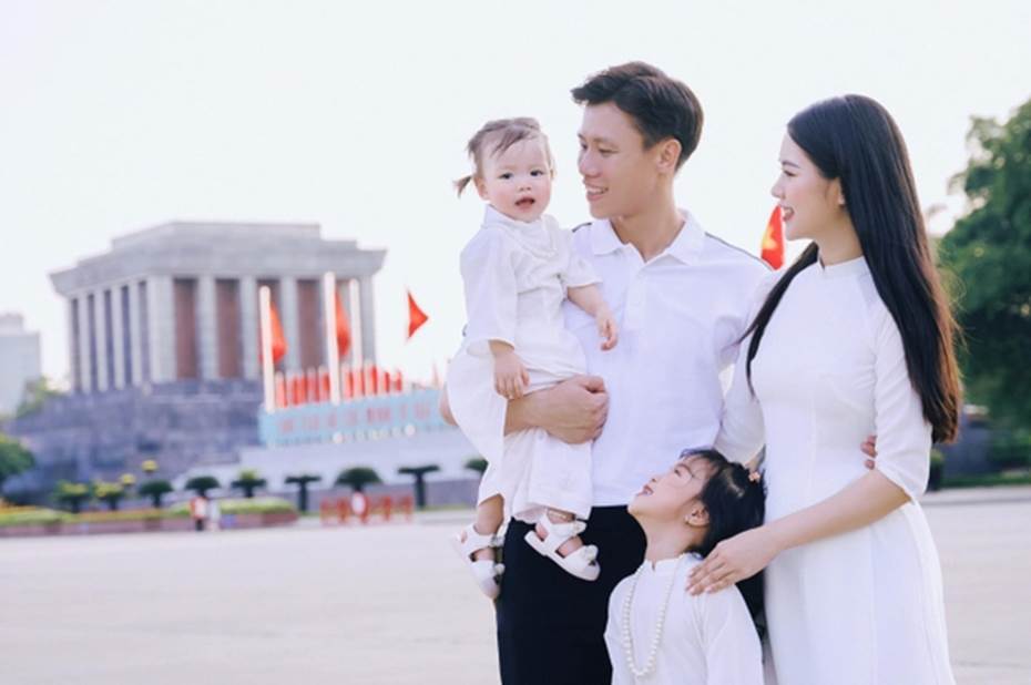 Thi đấu cùng ĐT Việt Nam, Quế Ngọc Hải rưng rưng khi 2 cô con gái làm điều này-3