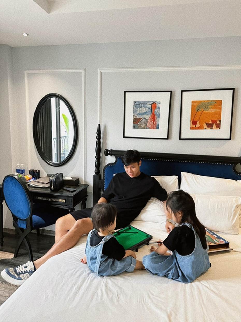 Thi đấu cùng ĐT Việt Nam, Quế Ngọc Hải rưng rưng khi 2 cô con gái làm điều này-5
