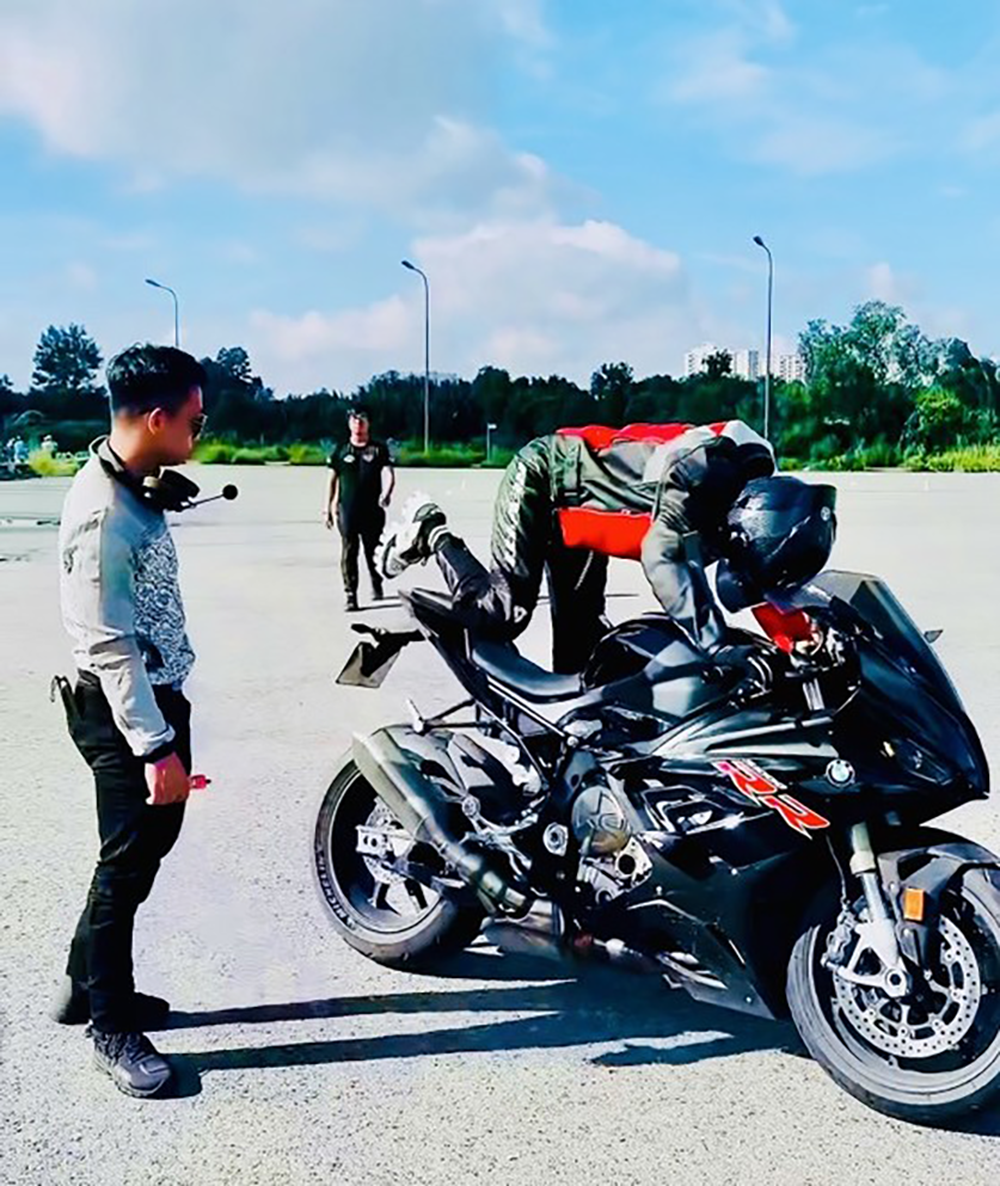 Ngọc Trinh và người hướng dẫn khai báo diễn biến lái mô tô thả 2 tay-3