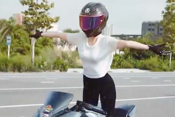 Bị xử phạt hành chính vì diễn xiếc trên moto, Ngọc Trinh có động thái gì?-10
