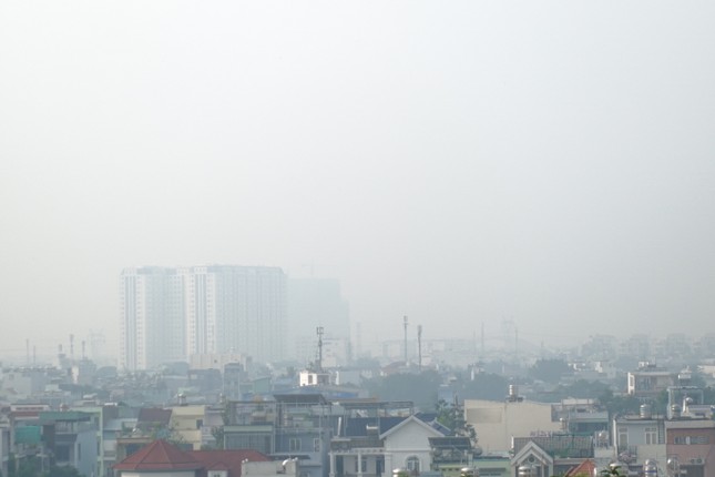 TPHCM chìm trong sương mù, nồng độ bụi mịn vượt ngưỡng cho phép-2