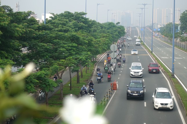 TPHCM chìm trong sương mù, nồng độ bụi mịn vượt ngưỡng cho phép-3