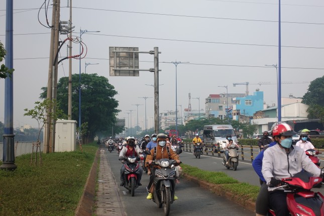 TPHCM chìm trong sương mù, nồng độ bụi mịn vượt ngưỡng cho phép-10
