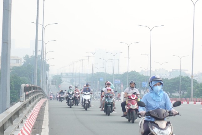 TPHCM chìm trong sương mù, nồng độ bụi mịn vượt ngưỡng cho phép-11