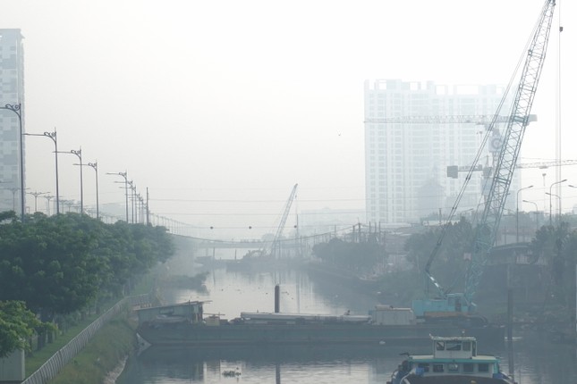 TPHCM chìm trong sương mù, nồng độ bụi mịn vượt ngưỡng cho phép-4