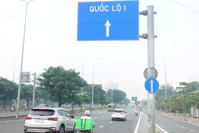 TPHCM chìm trong sương mù, nồng độ bụi mịn vượt ngưỡng cho phép-6